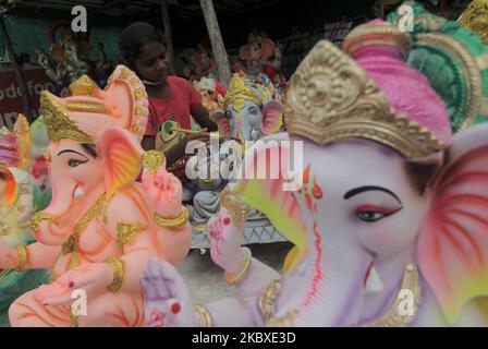 Les idoles à tête d'éléphant sont vues sur le marché comme il a fait par les peuples nomades de la famille, alors qu'ils attendent les fidèles à vendre leurs idoles faites à l'occasion du festival hindou indien Ganesh Chaturthi dans l'est de l'état indien, la capitale de l'Odisha, Bhubaneswar, sur 22 août, 2020. (Photo par STR/NurPhoto) Banque D'Images