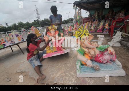 Les idoles à tête d'éléphant sont vues sur le marché comme il a fait par les peuples nomades de la famille, alors qu'ils attendent les fidèles à vendre leurs idoles faites à l'occasion du festival hindou indien Ganesh Chaturthi dans l'est de l'état indien, la capitale de l'Odisha, Bhubaneswar, sur 22 août, 2020. (Photo par STR/NurPhoto) Banque D'Images