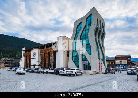 Mestia, Géorgie - septembre 2022 : vue sur la rue du centre-ville de Mestia dans la région de Svanati, Géorgie. Mestia est une station de montagne populaire en Géorgie Banque D'Images