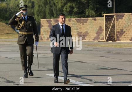 Le président Volodymyr Zelenskyy marche devant les soldats alignés alors qu'il est arrivé à la base militaire de Vasylkiv près de Kiev, en Ukraine, en 23 août 2020. L'Ukraine célèbre le jour du drapeau national. Les autorités de l'État visitent la base militaire. (Photo par Sergii Kharchenko/NurPhoto) Banque D'Images