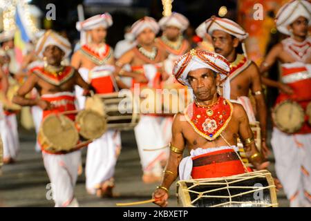 Danseuse traditionnelle sri-lankaise devant le temple de Bellanwila lors du festival de Perahera d'Esala à Colombo, au Sri Lanka, sur 22 août 2020. (Photo d'Akila Jayawardana/NurPhoto) Banque D'Images