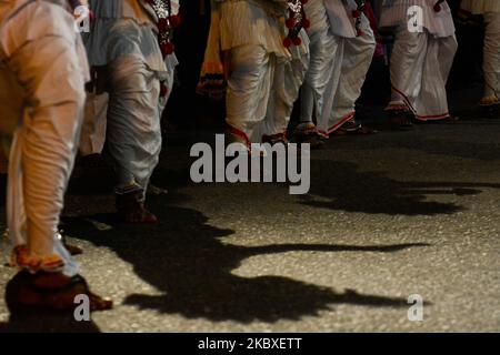 Danseuse traditionnelle sri-lankaise devant le temple de Bellanwila lors du festival de Perahera d'Esala à Colombo, au Sri Lanka, sur 22 août 2020. (Photo d'Akila Jayawardana/NurPhoto) Banque D'Images