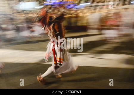 Danseuse traditionnelle sri-lankaise devant le temple de Bellanwila lors du festival de Perahera d'Esala à Colombo, au Sri Lanka, sur 22 août 2020. (Photo d'Akila Jayawardana/NurPhoto) Banque D'Images