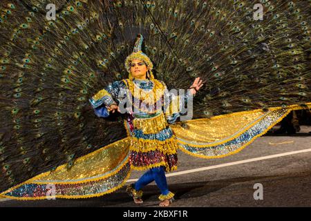 Danseuse traditionnelle sri-lankaise devant le temple de Bellanwila lors du festival Esala Perahera à Colombo, Sri Lanka 22 août 2020 (photo d'Akila Jayawardana/NurPhoto) Banque D'Images