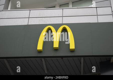 Le logo du restaurant de restauration rapide McDonald's est visible sur 23 août 2020 à Varsovie, en Pologne. (Photo par Aleksander Kalka/NurPhoto) Banque D'Images