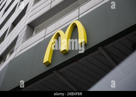 Le logo du restaurant de restauration rapide McDonald's est visible sur 23 août 2020 à Varsovie, en Pologne. (Photo par Aleksander Kalka/NurPhoto) Banque D'Images