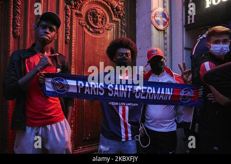 Les fans de Paris Saint-Germain se sont rassemblés à 23 août 2020 sur l'avenue des champs-Élysées, à Paris, pour soutenir le PSG lors de la finale de la Ligue des champions de l'UEFA. PSG a perdu 1-0 contre le Bayern Munich. Des affrontements entre la police et les fans du PSG ont éclaté après la fin du match. (Photo par Adnan Farzat/NurPhoto) Banque D'Images