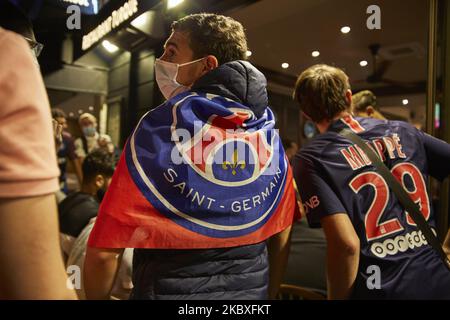 Les fans de Paris Saint-Germain se sont rassemblés à 23 août 2020 sur l'avenue des champs-Élysées, à Paris, pour soutenir le PSG lors de la finale de la Ligue des champions de l'UEFA. PSG a perdu 1-0 contre le Bayern Munich. Des affrontements entre la police et les fans du PSG ont éclaté après la fin du match. (Photo par Adnan Farzat/NurPhoto) Banque D'Images