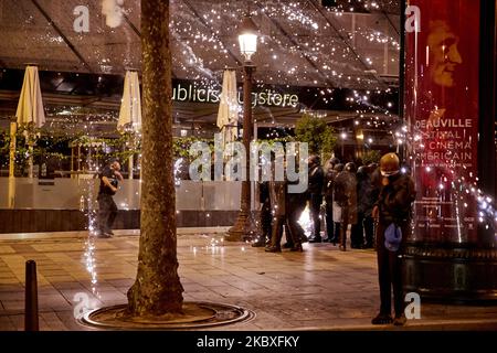 Les fans de Paris Saint-Germain se sont rassemblés à 23 août 2020 sur l'avenue des champs-Élysées, à Paris, pour soutenir le PSG lors de la finale de la Ligue des champions de l'UEFA. PSG a perdu 1-0 contre le Bayern Munich. Des affrontements entre la police et les fans du PSG ont éclaté après la fin du match. (Photo par Adnan Farzat/NurPhoto) Banque D'Images