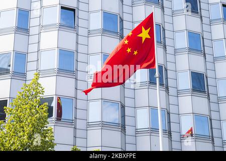 Le drapeau chinois vole devant l'ambassade de la République populaire de Chine à Berlin, en Allemagne, sur 13 août 2020. (Photo par Emmanuele Contini/NurPhoto) Banque D'Images