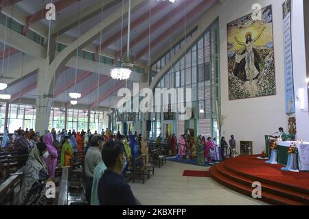 Les bangladais Christia effectuent des prières sans distanciation sociale à l'archidiocèse catholique romain pendant le coronavirus à Dhaka Bangladesh sur 23 août 2020. (Photo de Kazi Salahuddin Razu/NurPhoto) Banque D'Images