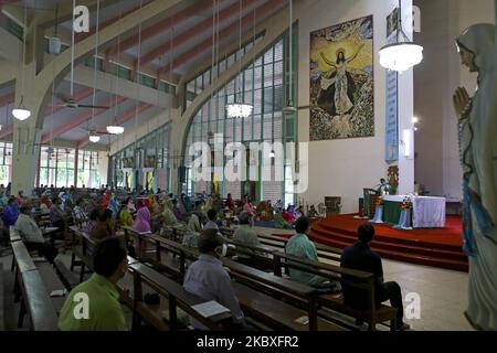 Les bangladais Christia effectuent des prières sans distanciation sociale à l'archidiocèse catholique romain pendant le coronavirus à Dhaka Bangladesh sur 23 août 2020. (Photo de Kazi Salahuddin Razu/NurPhoto) Banque D'Images