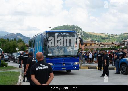 Le bus SSC Napoli arrive à Castel di Sangro (AQ), Abruzzo, Italie sur 24 août 2020. Napoli commence aujourd'hui sa saison 2020-2021 avec l'équipe de rallye dans les Abruzzes jusqu'à 4 septembre 2020. (Photo par Lorenzo Di Cola/NurPhoto) Banque D'Images