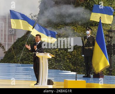 Le président de l'Ukraine, Volodymyr Zelensky, réagit lors de la célébration du jour de l'indépendance sur la place Sainte-Sophie à Kiev, en Ukraine, le 24 août 2020. L'Ukraine célèbre le 29th anniversaire de son indépendance le 24 août 2020. (Photo par STR/NurPhoto) Banque D'Images