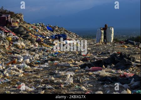 Un éliminateur transporte des marchandises d'occasion recueillies à partir de déchets à la décharge de Kawatuna, à Palu, dans la province centrale de Sulawesi, en Indonésie, au 24 août 2020. Le Ministère de l'environnement et des forêts de la République d'Indonésie rappelle que la menace d'accumulation de déchets en Indonésie a continué d'augmenter de temps à autre et a maintenant atteint 67 8 millions de tonnes. On estime que la quantité de déchets doublera et que les déchets plastiques augmenteront de 35 pour cent d'ici 2050 s'ils ne sont pas traités immédiatement. (Photo de Basri Marzuki/NurPhoto) Banque D'Images