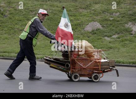 Au cours de la nouvelle normalité due à la COVID-19 à Mexico, Mexique, sur 24 août 2020 des dizaines de travailleurs au Centre d'Abastos dans le domaine des conteneurs vides, du carton et des déchets, continuent de travailler tout au long de la journée face à l'urgence sanitaire due au coronavirus, l'hébergement et le déplacement de boîtes de bois et de carton dans d'autres bâtiments industriels, séparant la matière organique des conteneurs à ordures, entre autres activités. (Photo de Gerardo Vieyra/NurPhoto) Banque D'Images