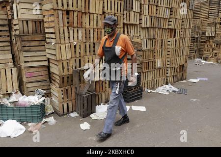 Au cours de la nouvelle normalité due à la COVID-19 à Mexico, Mexique, sur 24 août 2020 des dizaines de travailleurs au Centre d'Abastos dans le domaine des conteneurs vides, du carton et des déchets, continuent de travailler tout au long de la journée face à l'urgence sanitaire due au coronavirus, l'hébergement et le déplacement de boîtes de bois et de carton dans d'autres bâtiments industriels, séparant la matière organique des conteneurs à ordures, entre autres activités. (Photo de Gerardo Vieyra/NurPhoto) Banque D'Images