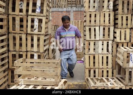 Au cours de la nouvelle normalité due à la COVID-19 à Mexico, Mexique, sur 24 août 2020 des dizaines de travailleurs au Centre d'Abastos dans le domaine des conteneurs vides, du carton et des déchets, continuent de travailler tout au long de la journée face à l'urgence sanitaire due au coronavirus, l'hébergement et le déplacement de boîtes de bois et de carton dans d'autres bâtiments industriels, séparant la matière organique des conteneurs à ordures, entre autres activités. (Photo de Gerardo Vieyra/NurPhoto) Banque D'Images