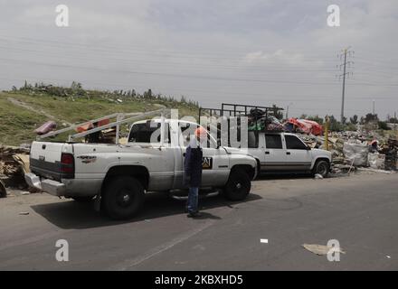 Au cours de la nouvelle normalité due à la COVID-19 à Mexico, Mexique, sur 24 août 2020 des dizaines de travailleurs au Centre d'Abastos dans le domaine des conteneurs vides, du carton et des déchets, continuent de travailler tout au long de la journée face à l'urgence sanitaire due au coronavirus, l'hébergement et le déplacement de boîtes de bois et de carton dans d'autres bâtiments industriels, séparant la matière organique des conteneurs à ordures, entre autres activités. (Photo de Gerardo Vieyra/NurPhoto) Banque D'Images