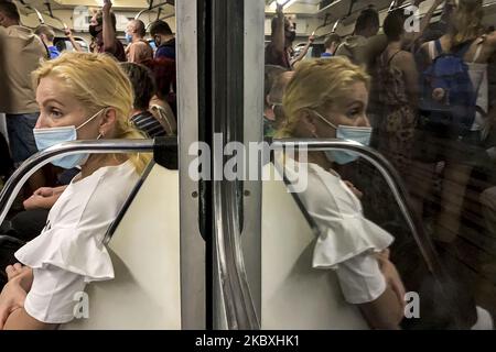 Les passagers portent des masques protecteurs à l'intérieur d'un métro au milieu de l'épidémie de coronavirus COVID-19 à Kiev, en Ukraine, sur 25 août 2020. (Photo de Maxym Marusenko/NurPhoto) Banque D'Images