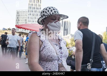 Femme portant un masque protecteur au milieu de l'épidémie de coronavirus COVID-19 à Kiev, Ukraine sur 25 août 2020. . (Photo de Maxym Marusenko/NurPhoto) Banque D'Images