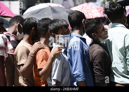 Les gens dévoquent les normes de distanciation sociale alors qu'ils se trouvent dans une file d'attente pour s'inscrire aux cartes d'Aadhar, dans le contexte de la pandémie de coronavirus en cours, à Guwahati, Assam, Inde sur 25 août 2020. (Photo de David Talukdar/NurPhoto) Banque D'Images