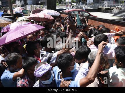 Les gens dévoquent les normes de distanciation sociale alors qu'ils se trouvent dans une file d'attente pour s'inscrire aux cartes d'Aadhar, dans le contexte de la pandémie de coronavirus en cours, à Guwahati, Assam, Inde sur 25 août 2020. (Photo de David Talukdar/NurPhoto) Banque D'Images