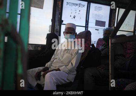 Un vieil homme réagit à la caméra alors qu'il est assis à l'intérieur d'un bus à Dhaka, au Bangladesh, au milieu d'une épidémie de coronavirus sur le 26 août 2020. (Photo de Syed Mahamudur Rahman/NurPhoto) Banque D'Images