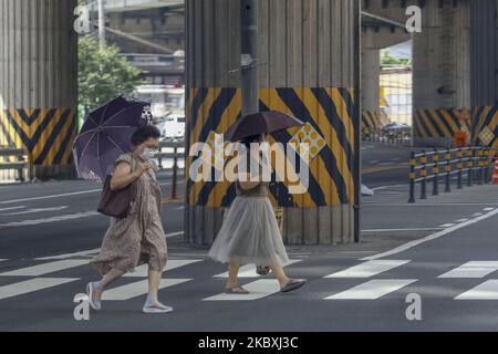 Un masque de deux femmes a pleurés avec une promenade devant un passage en travers à la jupe à Séoul, en Corée du Sud, sur 25 août 2020.le nombre de nouveaux cas quotidiens de coronavirus en Corée du Sud est resté en dessous de 300 pour le deuxième jour consécutif mardi, mais les autorités sanitaires ont averti que le pays était au bord d'une pandémie nationale en raison de la poursuite des transmissions de virus liés à l'église et d'un nombre croissant de patients présentant des voies d'infection inconnues. Le pays a signalé 280 nouveaux cas de COVID-19, dont 264 infections locales, ce qui porte le nombre total de cas à 17 945, selon les centres coréens de contrôle des maladies et de Prepen Banque D'Images