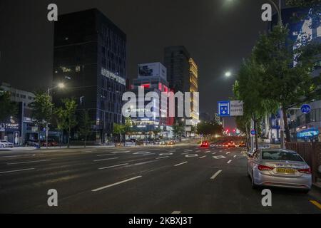 A View of Gangnam district in Seoul, Corée du Sud, on 25 août 2020.le nombre de nouveaux cas quotidiens de coronavirus en Corée du Sud est resté inférieur à 300 pour le deuxième jour consécutif mardi, mais les autorités sanitaires ont averti que le pays était au bord d'une pandémie nationale en raison de la poursuite des transmissions de virus liés à l'église et d'un nombre croissant de patients présentant des voies d'infection inconnues. Le pays a signalé 280 nouveaux cas de COVID-19, dont 264 infections locales, ce qui porte le nombre total de cas à 17 945, selon les centres coréens de contrôle et de prévention des maladies (KCDC). (Photo de Seung-il Ryu/N Banque D'Images