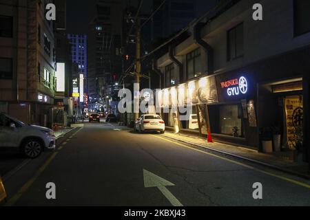 A View of Gangnam district in Seoul, Corée du Sud, on 25 août 2020.le nombre de nouveaux cas quotidiens de coronavirus en Corée du Sud est resté inférieur à 300 pour le deuxième jour consécutif mardi, mais les autorités sanitaires ont averti que le pays était au bord d'une pandémie nationale en raison de la poursuite des transmissions de virus liés à l'église et d'un nombre croissant de patients présentant des voies d'infection inconnues. Le pays a signalé 280 nouveaux cas de COVID-19, dont 264 infections locales, ce qui porte le nombre total de cas à 17 945, selon les centres coréens de contrôle et de prévention des maladies (KCDC). (Photo de Seung-il Ryu/N Banque D'Images