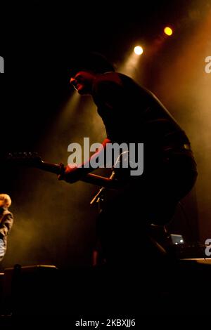 Le groupe écossais de rock alternatif Travis se produit en direct à la salle olympique de Séoul sur 1 mars 2009, en Corée du Sud. Travis est un groupe de rock alternatif écossais de Glasgow, composé de Fran Healy (voix en chef, guitare, piano, banjo), Dougie Payne (guitare basse, voix de soutien), Andy Dunlop (guitare en chef, banjo, claviers, voix de soutien) et Neil Primrose (batterie, percussion). Travis a reçu deux fois l'album britannique de l'année aux BRIT Awards annuels, et on lui attribue souvent d'avoir ouvert la voie à des groupes comme Coldplay, Keane et Snow Patrol. Ils ont sorti six albums studio, beginn Banque D'Images