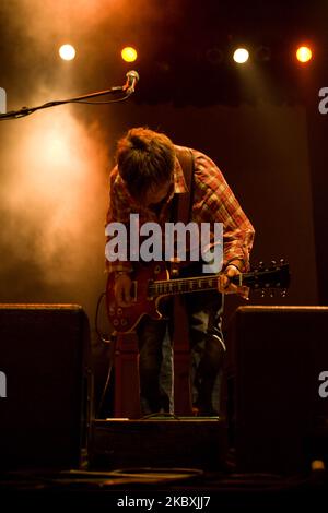 Le groupe écossais de rock alternatif Travis se produit en direct à la salle olympique de Séoul sur 1 mars 2009, en Corée du Sud. Travis est un groupe de rock alternatif écossais de Glasgow, composé de Fran Healy (voix en chef, guitare, piano, banjo), Dougie Payne (guitare basse, voix de soutien), Andy Dunlop (guitare en chef, banjo, claviers, voix de soutien) et Neil Primrose (batterie, percussion). Travis a reçu deux fois l'album britannique de l'année aux BRIT Awards annuels, et on lui attribue souvent d'avoir ouvert la voie à des groupes comme Coldplay, Keane et Snow Patrol. Ils ont sorti six albums studio, beginn Banque D'Images