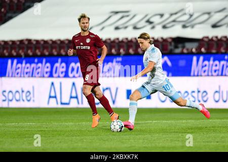 Lovro Majer de Dinamo Zagreb en action contre Damian Dokovic de CFR Cluj pendant CFR 1907 Cluj contre Dinamo Zagreb UEFA Champions League, deuxième cycle qualifiant, Stadium Dr. Constantin Radulescu, Cluj-Napoca, Roumanie, 26 août 2020 (photo de Flaviu Buboi/NurPhoto) Banque D'Images