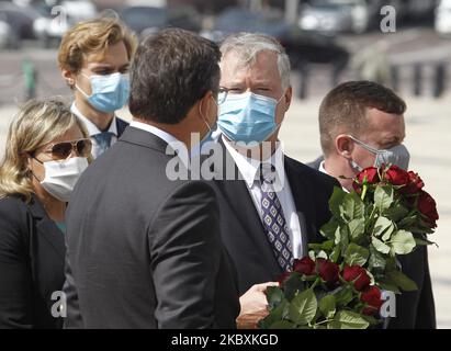 STEPHEN Biegun, Secrétaire d'État ADJOINT DES ÉTATS-UNIS, et Dmytro Kuleba, Ministre des affaires étrangères, assistent à la cérémonie de dépôt de fleurs sur un mur commémoratif de soldats ukrainiens tués lors du conflit avec les séparatistes pro-russes de l'est de l'Ukraine, à Kiev, en Ukraine, le 27 août 2020. Le Secrétaire d'État adjoint des États-Unis, Stephen Biegun, est en visite en Ukraine. (Photo par STR/NurPhoto) Banque D'Images