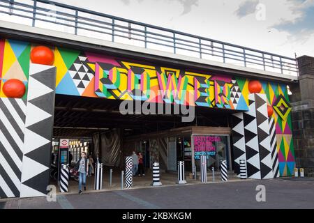 La nouvelle entrée de puissance colorée au Circus West Village à la station électrique de Battersea par Morag Myerscough, Battersea, Londres, Angleterre, Royaume-Uni Banque D'Images