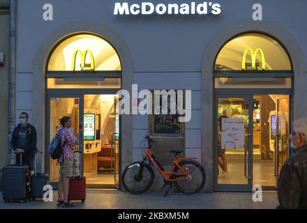 Des gens vus à l'extérieur d'un McDonald's sur la rue Florianska à Cracovie. Aujourd'hui, la ville de Cracovie a rejoint la liste des « zones jaunes » du ministère de la Santé, ce qui signifie que des restrictions s'appliqueront dans la ville. Le ministère de la Santé a signalé aujourd'hui 887 nouveaux cas et 16 décès, ce qui porte le total à 64 689 cas (44 097 cas de récupération et 18 582 cas d'activité active) et 2 010 décès. . Jeudi, 27 août 2020, à Cracovie, en Pologne. (Photo par Artur Widak/NurPhoto) Banque D'Images