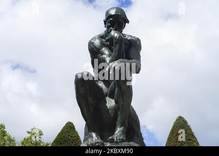 Le penseur, une sculpture en bronze d'Auguste Rodin, est vu dans le jardin du musée Rodin à Paris, en France, sur 27 août 2020. Il a ouvert ses portes en 1919 dans l'ancien Hôtel Biron et expose les œuvres du sculpteur Auguste Rodin. (Photo par Oscar Gonzalez/NurPhoto) Banque D'Images