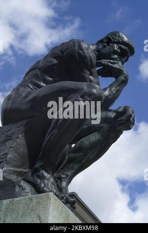 Le penseur, une sculpture en bronze d'Auguste Rodin, est vu dans le jardin du musée Rodin à Paris, en France, sur 27 août 2020. Il a ouvert ses portes en 1919 dans l'ancien Hôtel Biron et expose les œuvres du sculpteur Auguste Rodin. (Photo par Oscar Gonzalez/NurPhoto) Banque D'Images