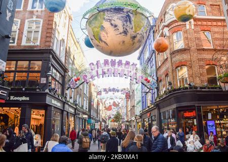 Londres, Royaume-Uni. 4th novembre 2022. Décorations de Noël dans l'emblématique rue Carnaby Street de Londres. Credit: Vuk Valcic/Alamy Live News Banque D'Images