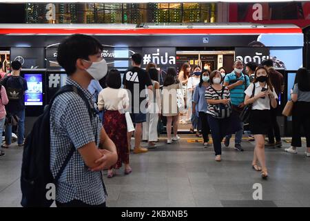 Les navetteurs portant un masque facial sur le train aérien BTS à la station de correspondance de Siam pendant les heures de pointe sur 28 août 2020 à Bangkok, en Thaïlande. (Photo de Vachira Vachira/NurPhoto) Banque D'Images