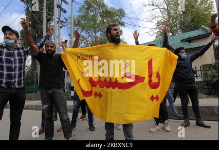 Les mouneurs chiites cashmiri crient des slogans au Cachemire Srinagar sur 28 août 2020. Le gouvernement a imposé des restrictions strictes de type couvre-feu dans certaines parties de Srinagar pour arrêter toute manifestation de Muharram sur 8th de Muharram avant la commémoration d'Ahura. (Photo par Faisal Khan/NurPhoto) Banque D'Images