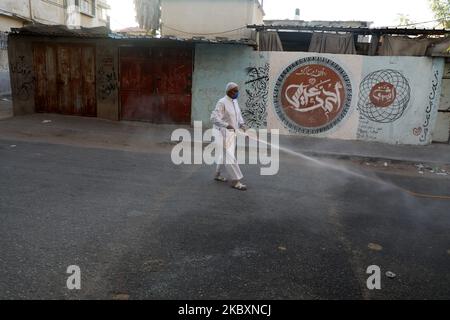 Un travailleur palestinien pulvérise des désinfectants dans une rue à la suite de l'épidémie de coronavirus (COVID-19), dans la ville de Gaza, à 28 août 2020. (Photo de Majdi Fathi/NurPhoto) Banque D'Images