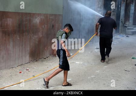 Un travailleur palestinien pulvérise des désinfectants dans une rue à la suite de l'épidémie de coronavirus (COVID-19), dans la ville de Gaza, à 28 août 2020. (Photo de Majdi Fathi/NurPhoto) Banque D'Images