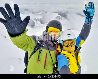 couple skieur et snowboardeur prenant le selfie au sommet de la montagne Banque D'Images