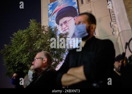 Les musulmans chiites iraniens que l’un d’eux porte un masque facial protecteur se tient sous un portrait géant du Guide suprême iranien, l’ayatollah Ali Khamenei, lors d’une cérémonie de deuil moharram dans le sud de Téhéran sur 28 août 2020. Le nouveau coronavirus (COVID-19) a mis le pays dans une situation rouge, et les responsables de la santé ont averti les gens d'avoir observé la distanciation sociale et les protocoles de santé dans les cérémonies de deuil de Muharram et d'être prêts pour la troisième vague de la maladie de COVID-19 qui commencera à l'automne. MORTEZA NIKOUBAZL/NurPhoto (photo de Morteza Nikoubazl/NurPhoto) Banque D'Images