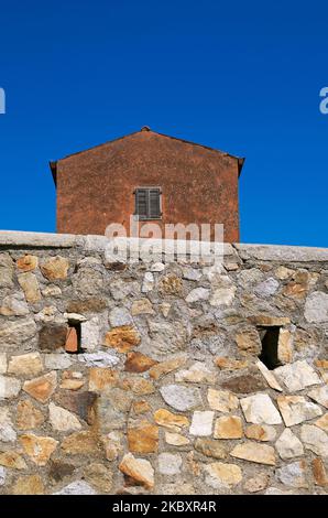 Maison derrière le mur de pierre dans le village de Giglio Castello, île de Giglio, Toscane, Italie Banque D'Images