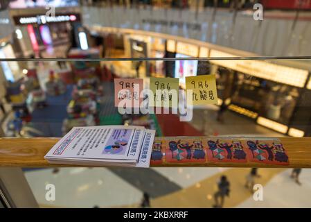 Des tracts laissés au centre commercial Moko mettent en garde contre les essais de masse de Covid-19 par le gouvernement et après son appel à manifester à Kowloon le 6 septembre (date à laquelle les élections du Legco devaient avoir lieu). Des appels en ligne sur des chaînes de télégrammes ont appelé à des manifestations dans le centre commercial Moko pour commémorer ce que les manifestants appellent les « attaques de 8,31 » au cours desquelles la police anti-émeutes a effectué une intervention violente dans la station MTR du Prince Edward le 31 août 2019. À Hong Kong, en Chine, le 30 août 2020. (Photo de Marc Fernandes/NurPhoto) Banque D'Images