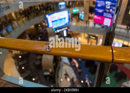 Un autocollant laissé par les manifestants dans le centre commercial Moko rassemble divers éléments des acteurs de la manifestation, des prévenus à la presse ou aux parents de « Save Our Children ». À Hong Kong, en Chine, le 30 août 2020. (Photo de Marc Fernandes/NurPhoto) Banque D'Images