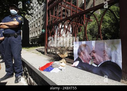 Une photo du président russe Vladimir Poutine et du président biélorusse Alexandre Loukachenko est vue lors d’un rassemblement en faveur des manifestations d’opposition en Biélorussie contre les résultats des élections présidentielles, près de l’ambassade du biélorusse à Kiev, en Ukraine, le 30 août 2020. Les Biélorusses qui vivent en Ukraine et les militants ukrainiens qui les soutiennent se sont réunis pour leur protestation qui a eu lieu à l'anniversaire du président de la Biélorussie Alexandre Loukachenko. (Photo par STR/NurPhoto) Banque D'Images